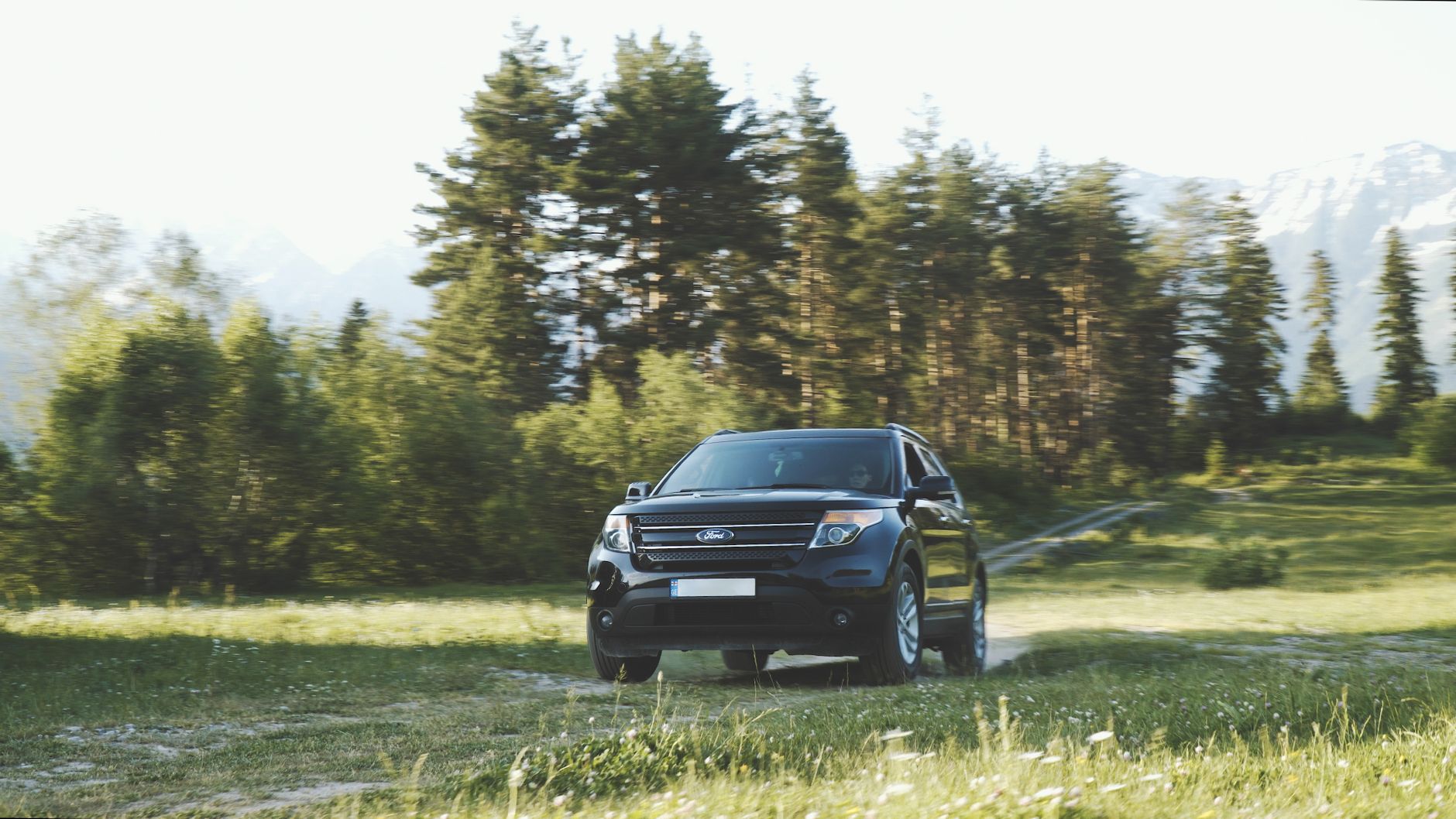 Ford Explorer électrique : design, dimensions et vie à bord — SUV Ford Explorer électrique sur route