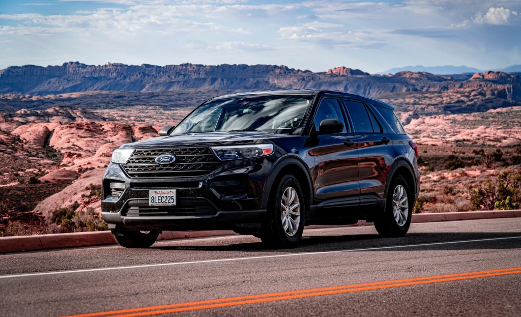 Ford Explorer électrique avis, fiche — SUV Ford Explorer électrique sur route