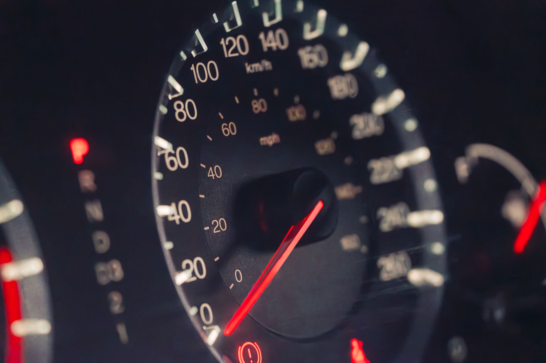 Régime moteur à 130 km/h : comprendre les chiffres avant de s’inquiéter — tableau de bord voiture 130 km/h