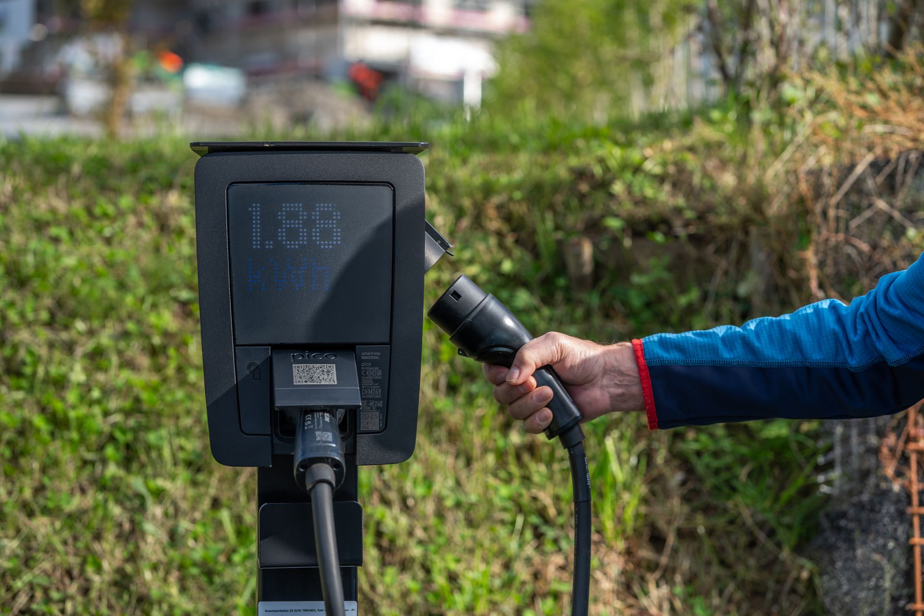 Modèles électriques Škoda : quel format pour quel usage ? — voiture électrique Škoda à une station de recharge