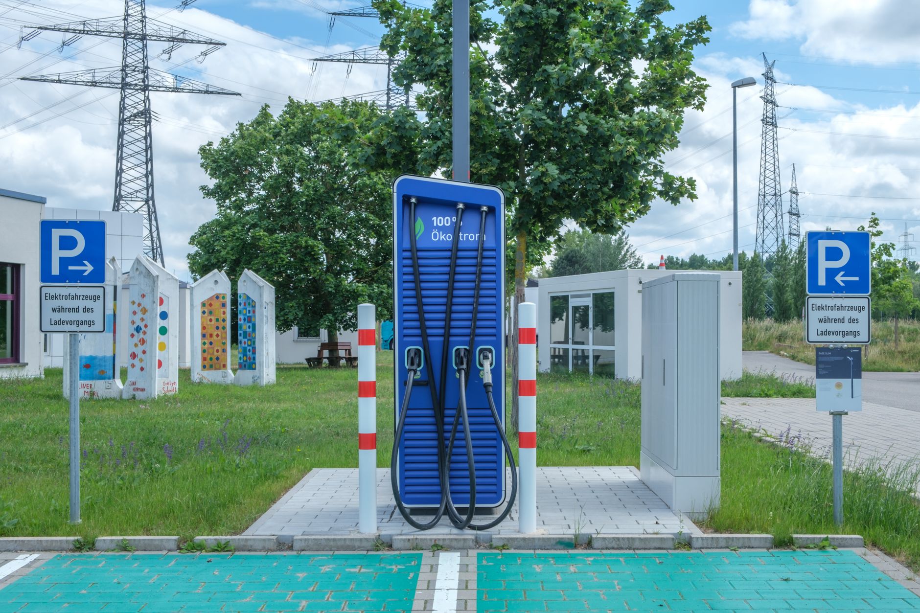 Škoda électrique modèles disponibles, prix, — voiture électrique Škoda à une station de recharge